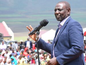 ''Apa sio Mbinguni'' Ruto Confronts his Supporters Blowing Vuvuzela during Rallies