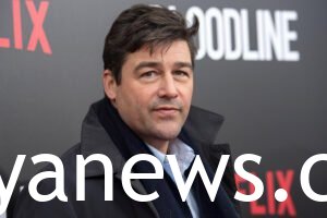 FOR Kyle Chandler