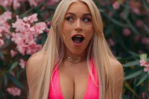 Elle Brooke looking nice