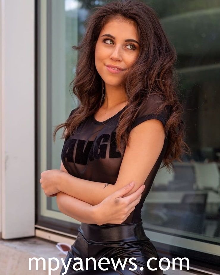 Violet Summers in leather black cloth