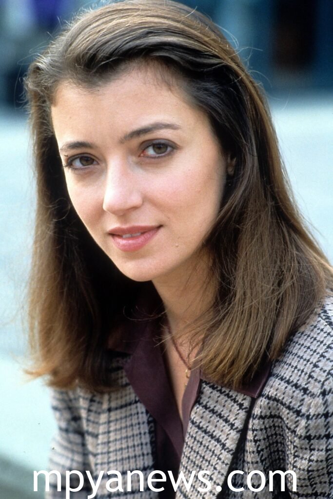 THE Mia Sara