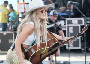 Lainey Wilson singing