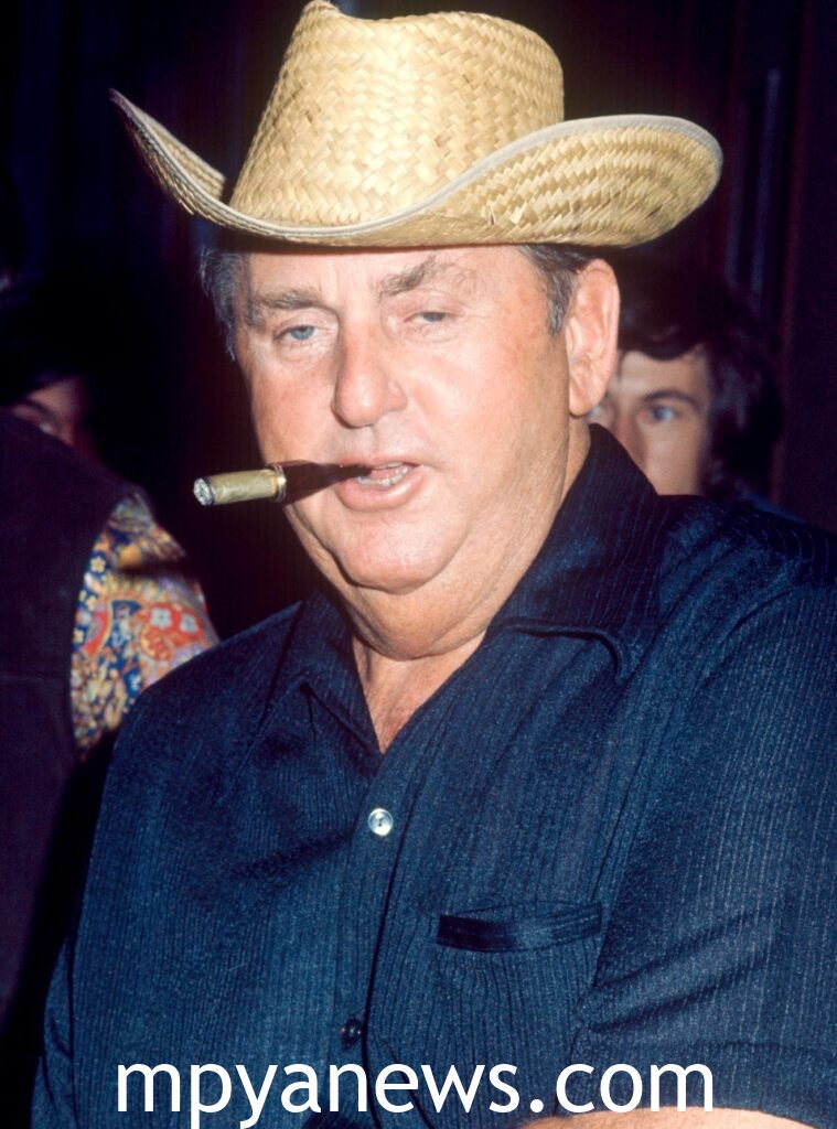 Colonel Tom Parker: smoking sigger