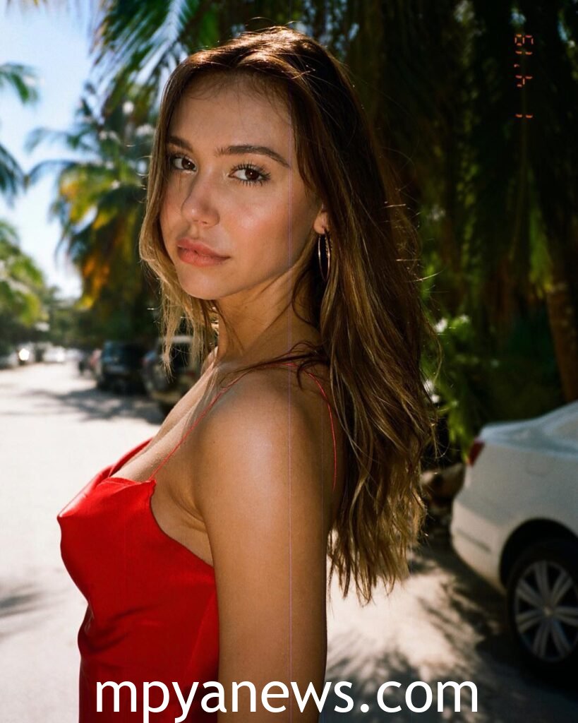 Alexis Ren