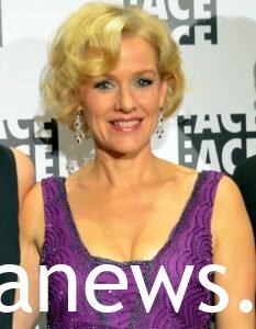 Penelope Ann Miller smiling