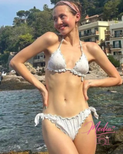 Iris Apatow: 17 Hottest Bikini Poses You Can Copy 7 Iris Apatow: 17 Hottest Bikini Poses You Can Copy Iris Apatow: 17 Hottest Bikini Poses You Can Copy