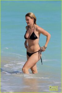 Alice Eve: hot bikini 