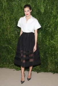 Allison Williams in white and white cloth