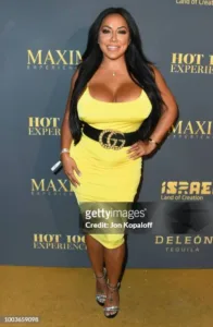 Kiara Mia in yellow