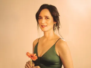 Julieta Venegas holding a flower