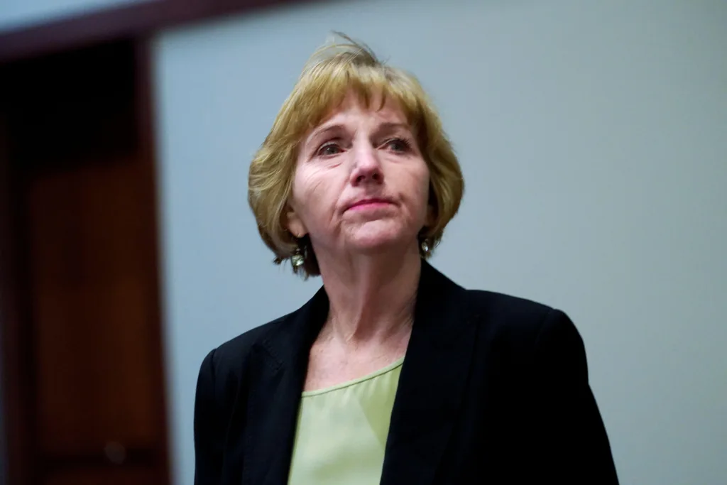 Elaine BREDEHOFT picture 2J4XDXP-scale