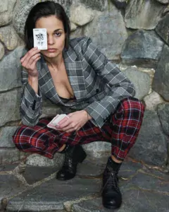 Lina Esco-481ee33084e7131c.jpg