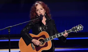 Bonnie Raitt singing