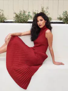 Kelseys-Redefined-Elegance-A-Minimally-Chic-Pleated-Midi-Dress-Look-Kelsey-Asbille