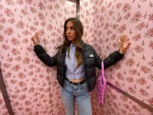 9 Hottest Casual Outfits By Alison Brie