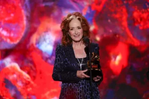 Bonnie Raitt holding a reword