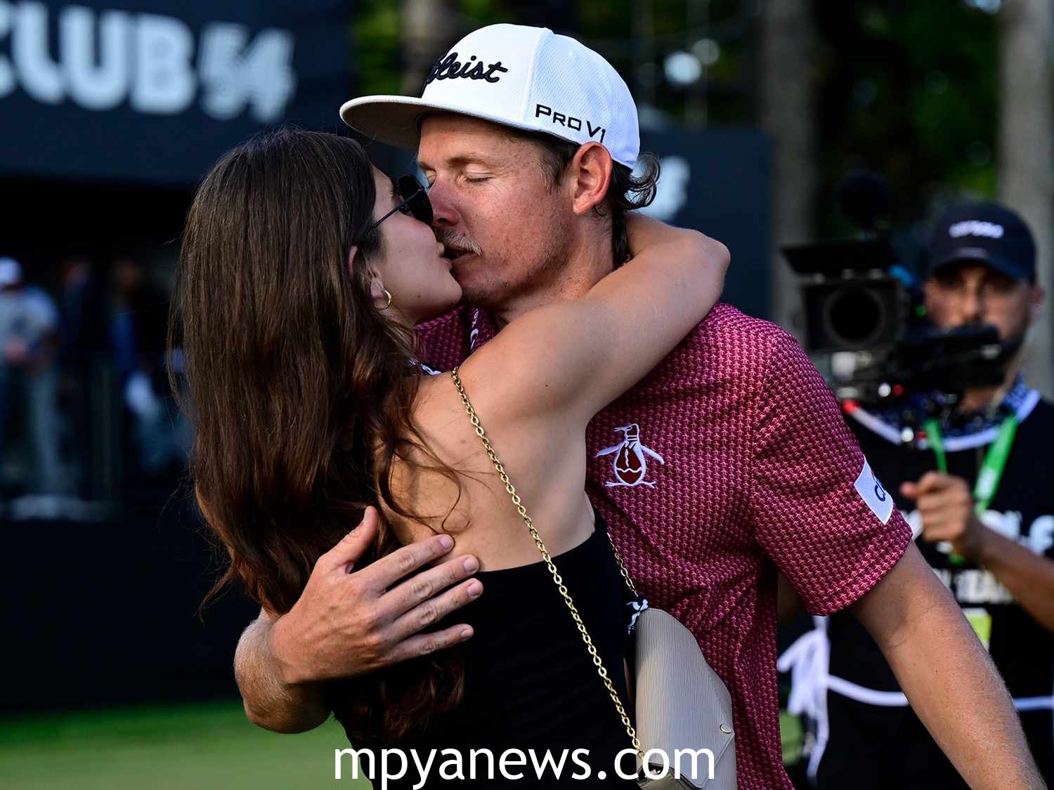 11 Cute And Romantic Photos Of Cameron Smith And His Girlfriend - MPYA NEWS