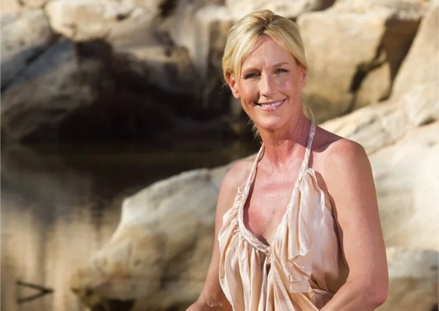 Erin Brockovich looking good