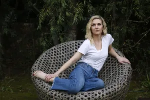 Rhea Seehorn sitted