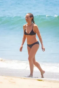  Helen Hunt flirty bikini