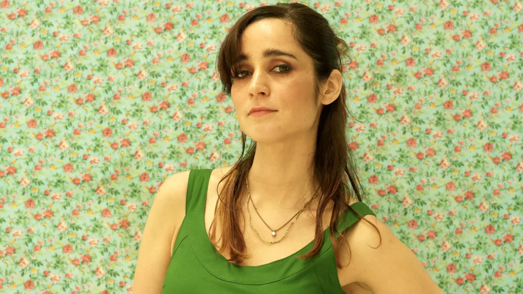 Julieta Venegas in green