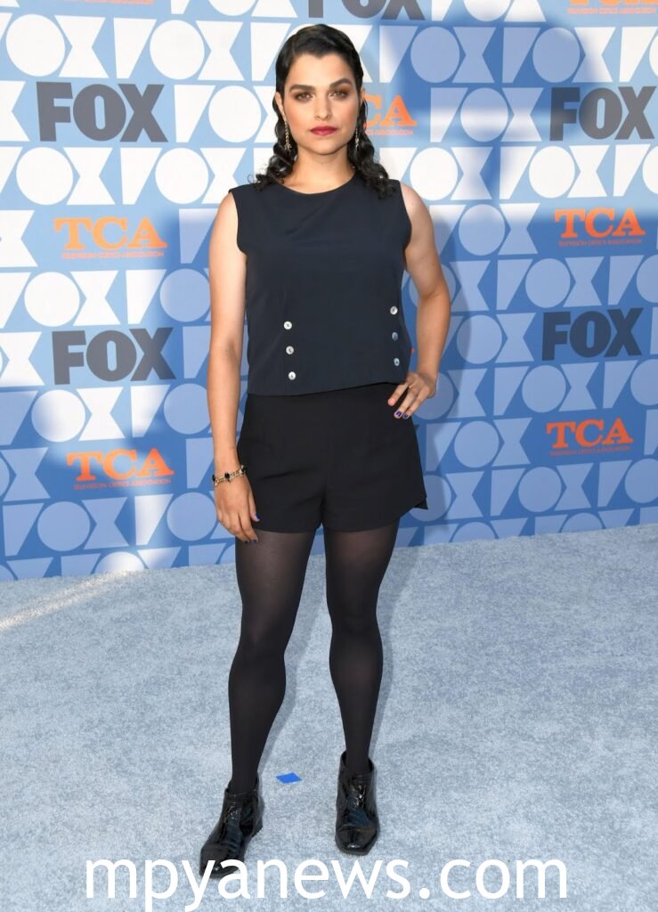 Eve Harlow looks nice