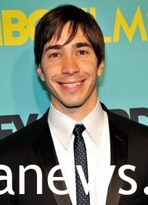 Justin Long looks good