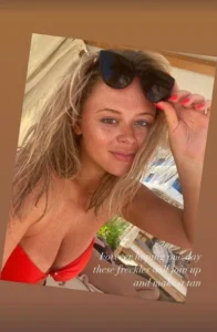 emily_atack_bikini_body_c850ab58a2a8b8095ed3554f6e0813e0.
