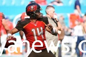 Ryan Fitzpatrick plays football