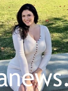 Eve Harlow Net Worth:  Eve Harlow looks nice