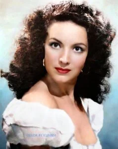 María Félix looks good