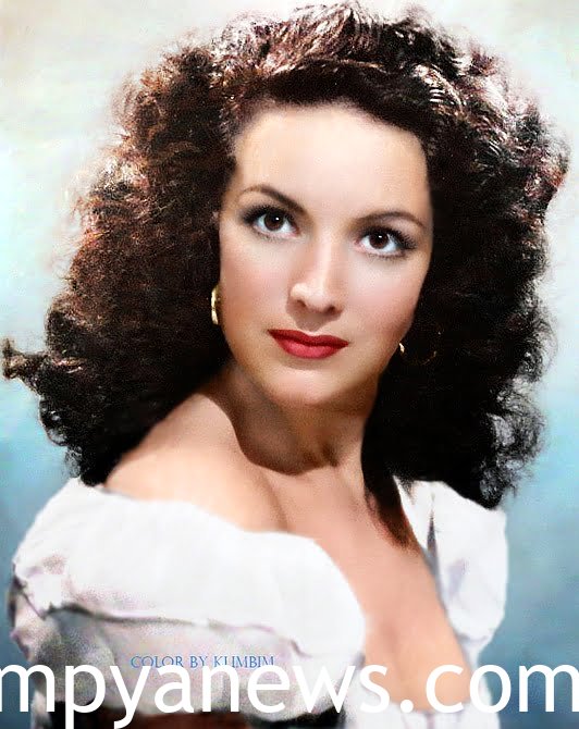 María Félix looks good