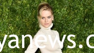 Alice Eve looks nice
