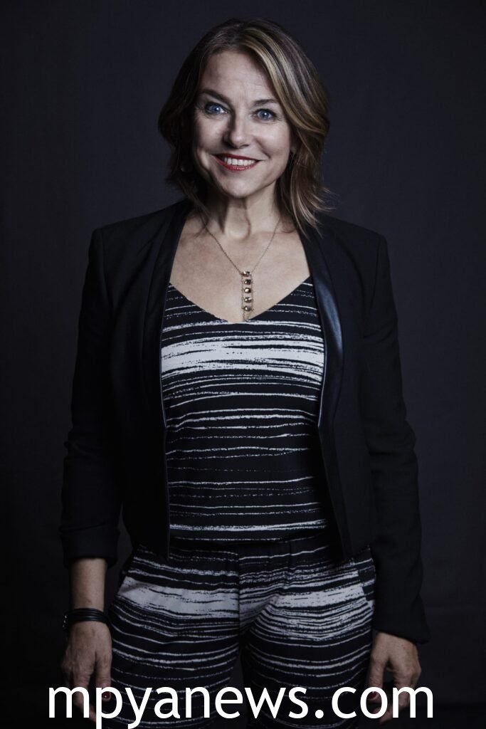 estherperelheadshot31-scaled