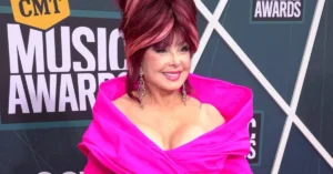 Naomi Judd looks nice