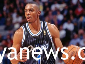Penny Hardaway playing basketball