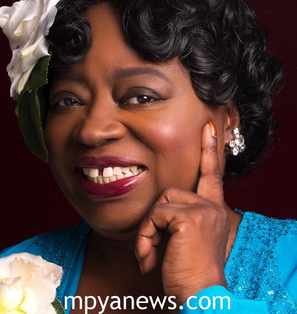 Hattie McDaniel looks nice