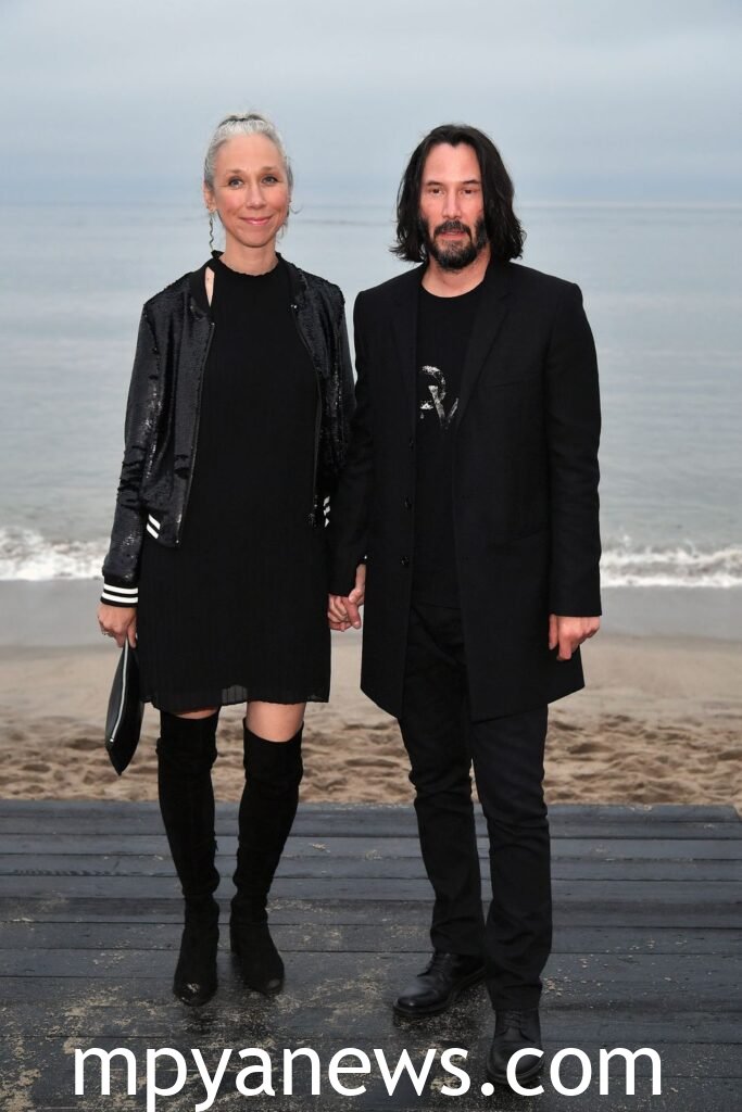 Keanu Reeves Girlfriend: in black