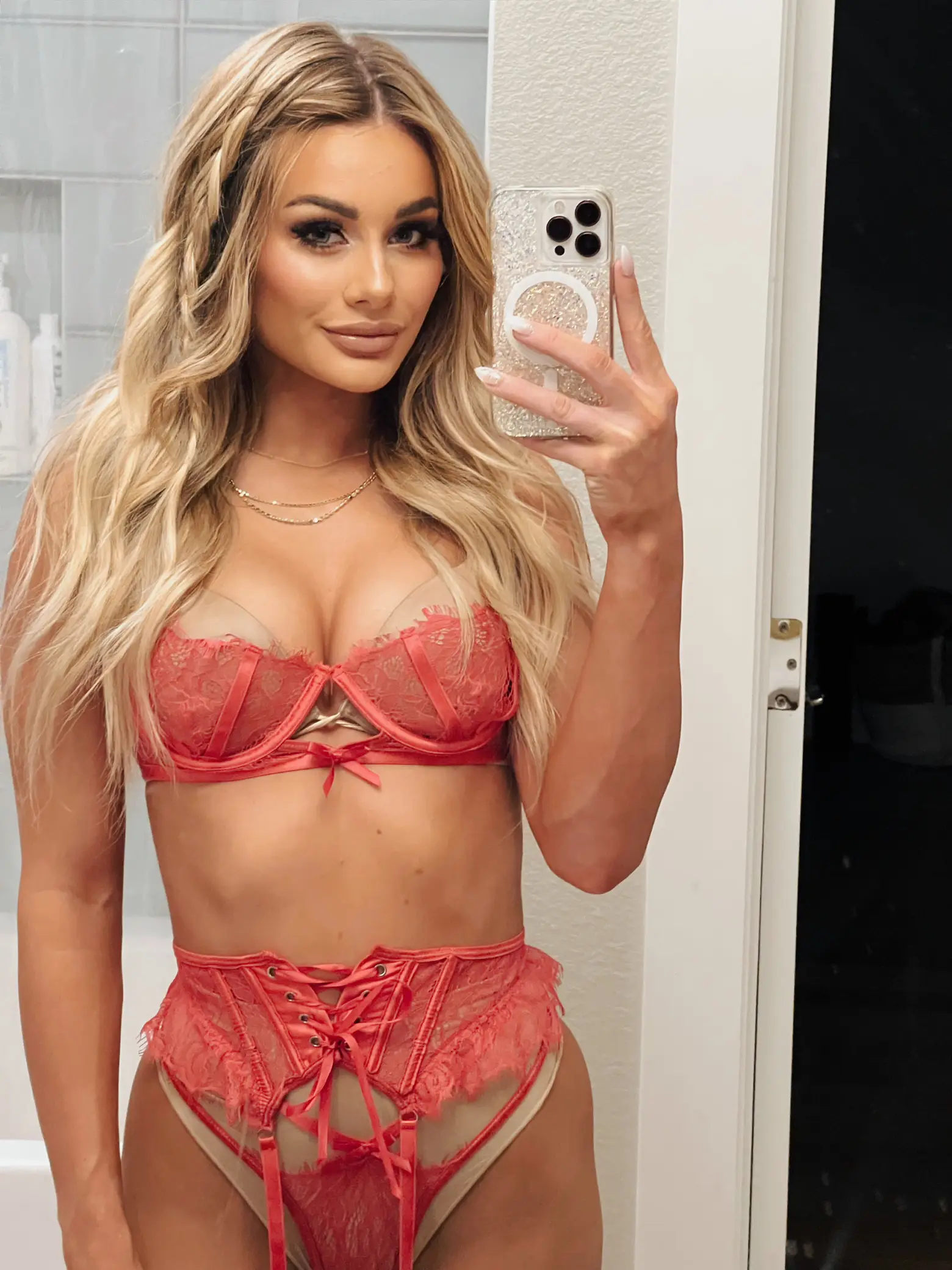 The cowgirl in bikini! 7 breathtaking lingerie by Lainey Wilson