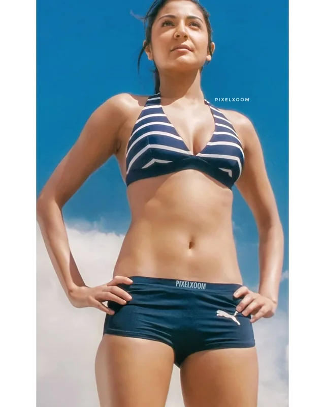 Anushka Sharmahot bikini looks