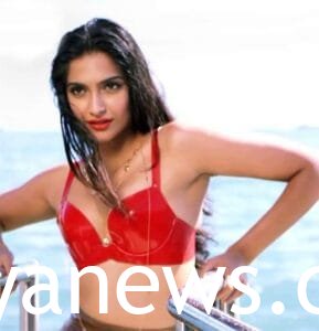 sexy in red : Sonam Kapoor Bikini