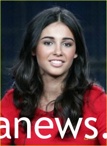 Naomi Scott hair loose and long