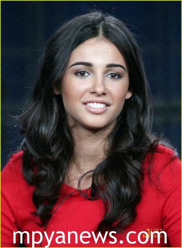 Naomi Scott hair loose and long