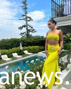 Vanessa Hudgens cute dress