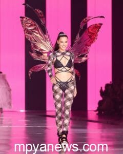 Adriana Lima Runway Fashion: on a hot sexy bikini