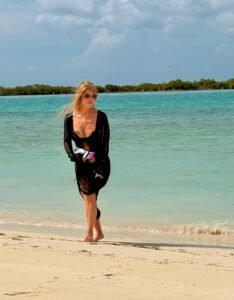 Jessica Simpson Flaunts New Curves in 7 Hot Dresses 4 Jessica Simpson Flaunts New Curves in 7 Hot Dresses Jessica Simpson cute in black dress