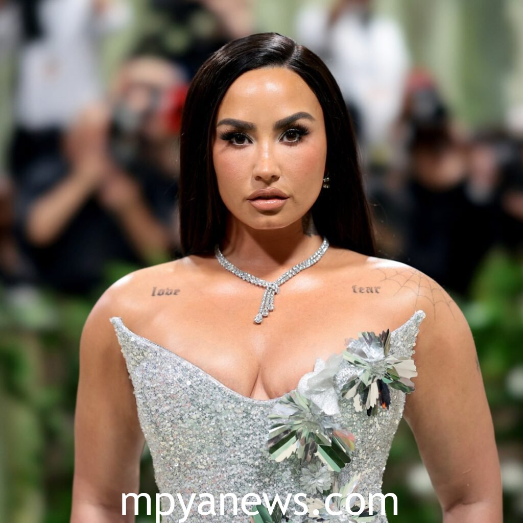 Demi Lovato looking good