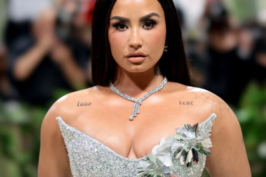 Demi Lovato looking good