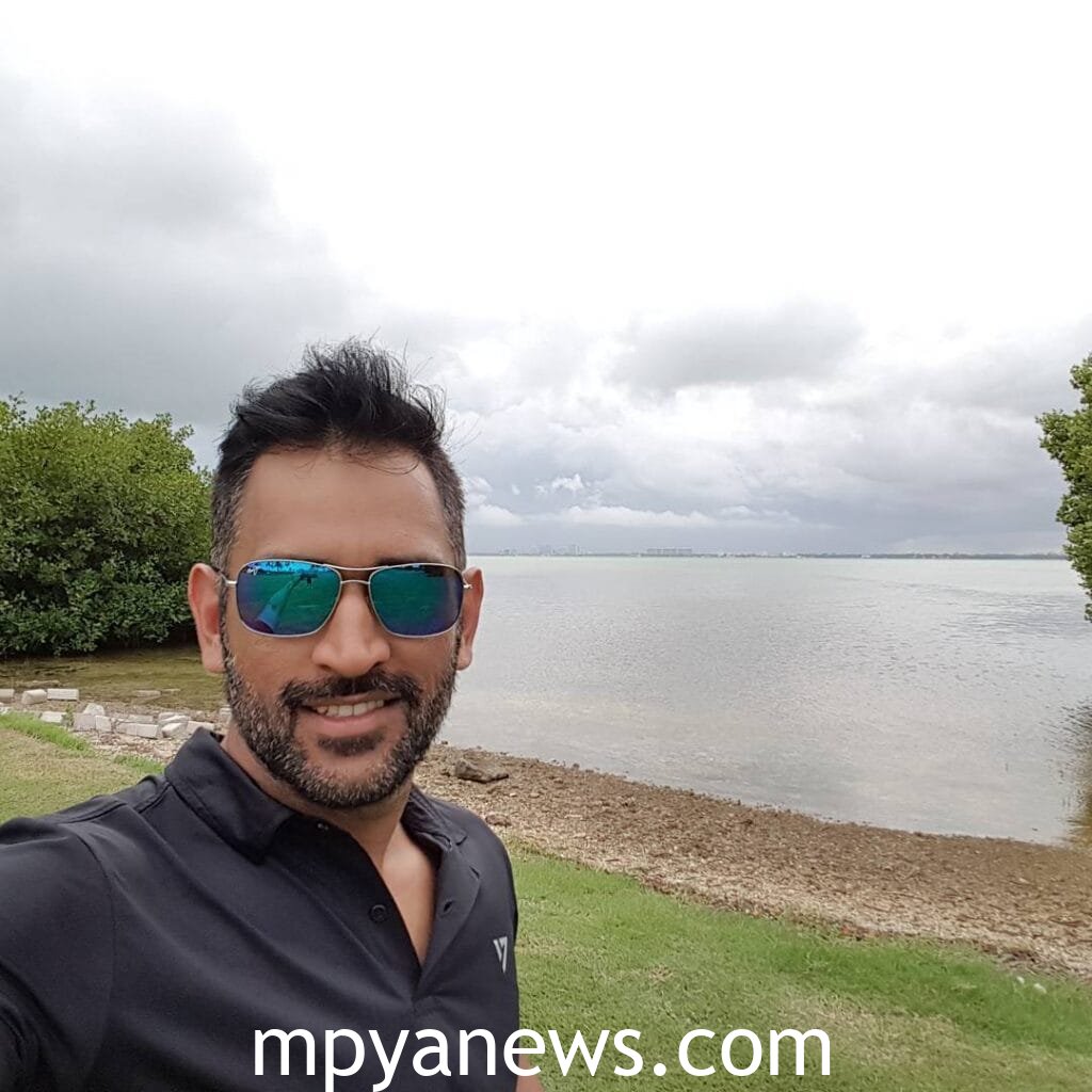 MS Dhoni Fashion: Hot in sunglasses