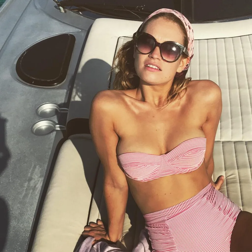 Lily James Bikini! 7 Looks That Wowed Fans Across The Globe 8 Lily James Bikini! 7 Looks That Wowed Fans Across The Globe Lily James Bikini: sexy and bold
